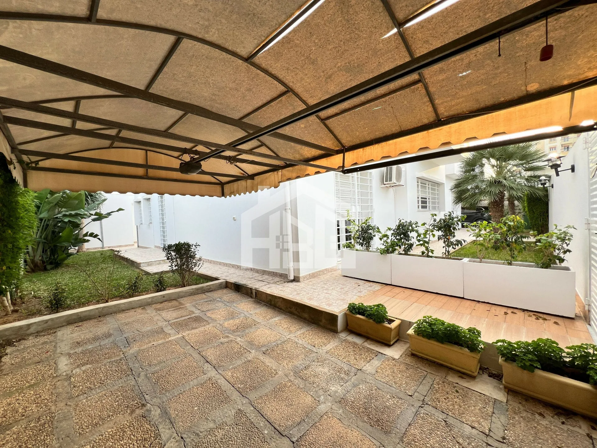 Rez-de-chaussée de villa de 195 m² sur un terrain de 472 m²